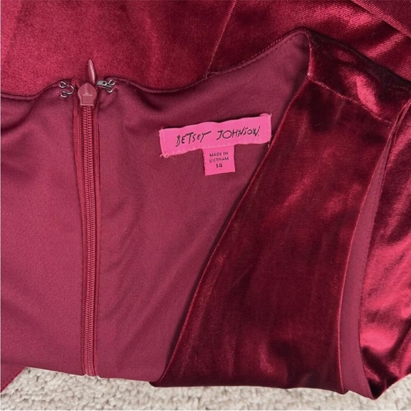 Betsey Johnson
Flared-Leg Velvet Jumpsuit Sz.14 pre loved in euc - Picture 6 of 10